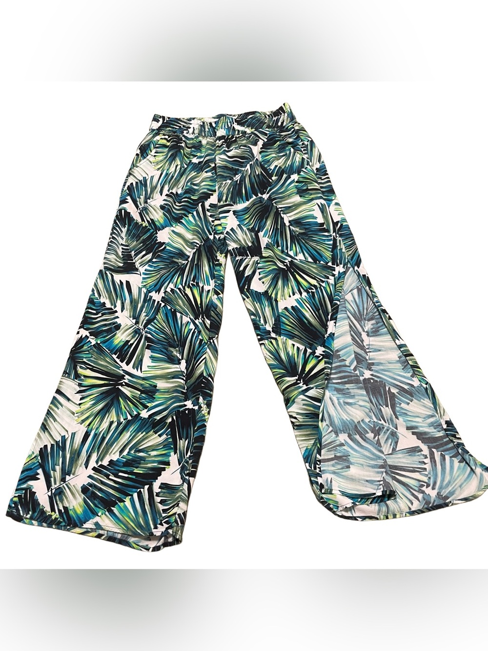 Mynah Tropical Wide-Leg Palm Print Pants with Slits on Legs in Green/Blue